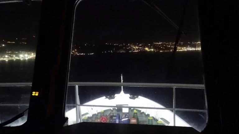 Σύρος: Η μανούβρα και το ταξίδι του πλοίου στα 10 μποφόρ – Ο καπετάνιος που ξέρει καλά από δυσκολίες (Βίντεο)